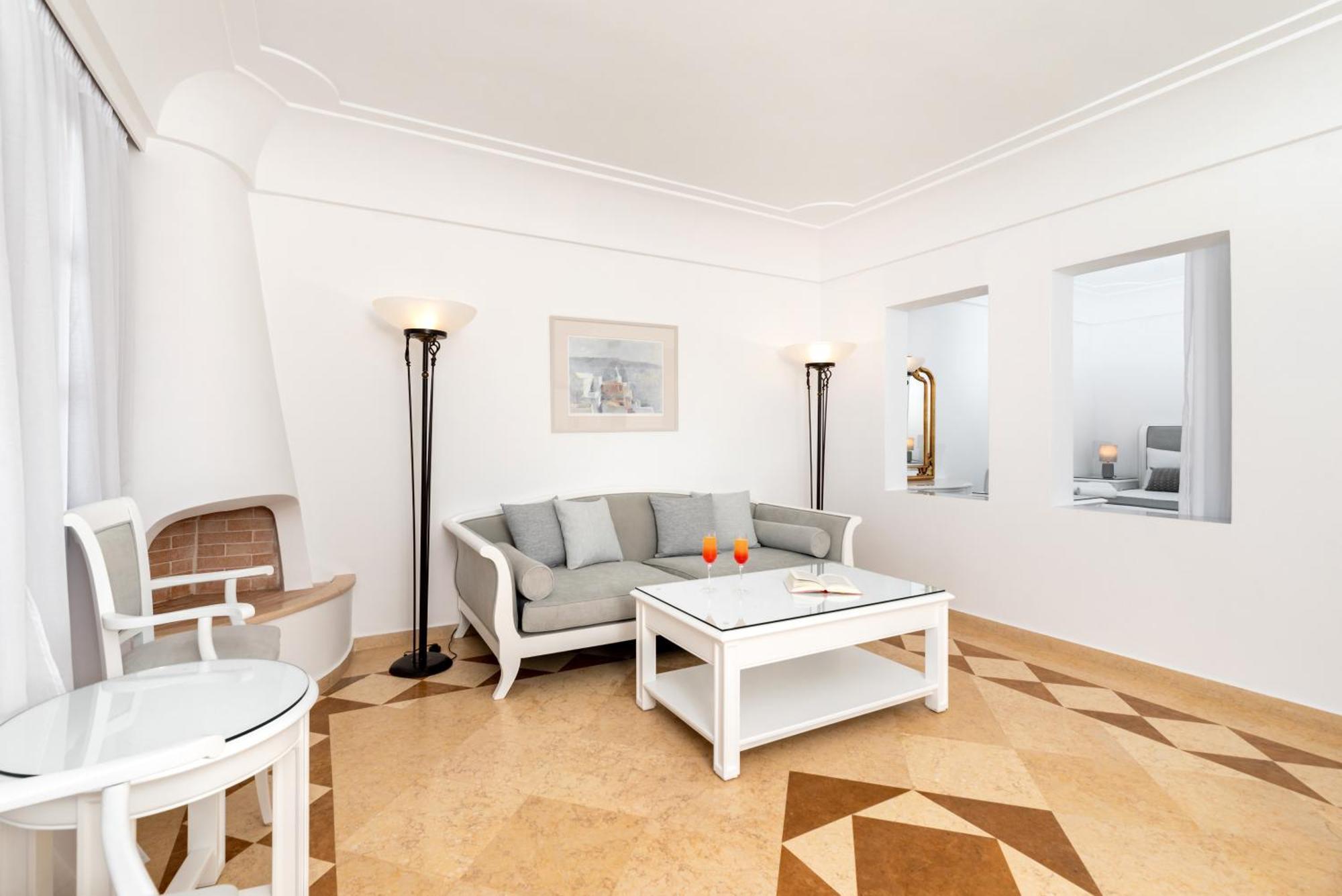 Maison Des Lys - Luxury Suites Akrotírion エクステリア 写真